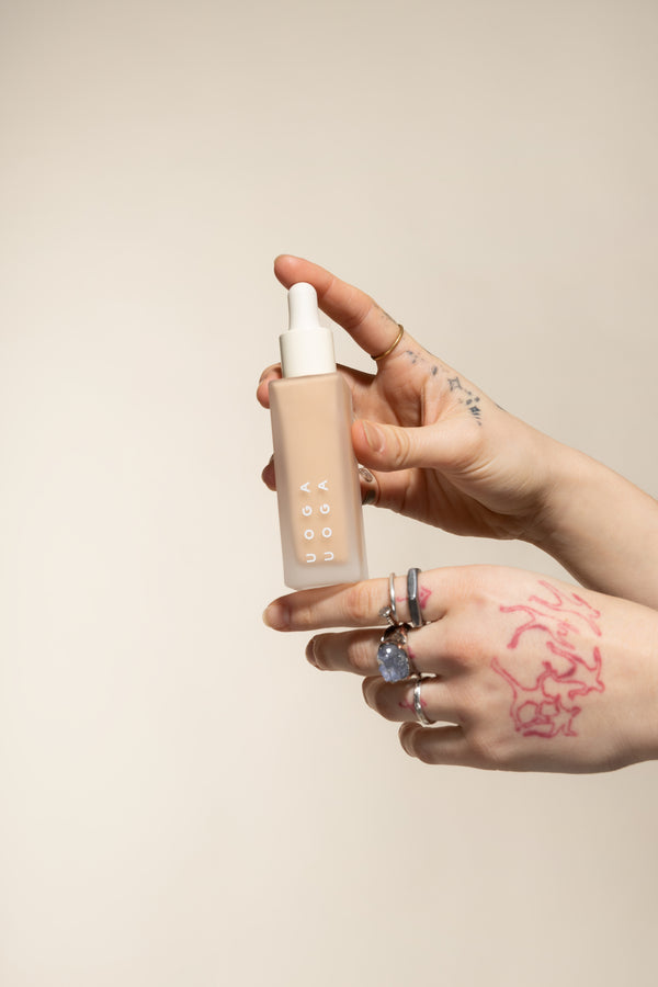 Uoga Uoga Tekutý minerální make-up a sérum SPF 20 BIO (30 ml)