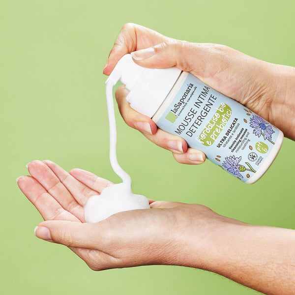 laSaponaria Intimní mycí pěna s chrpou & prebiotiky BIO (100 ml)