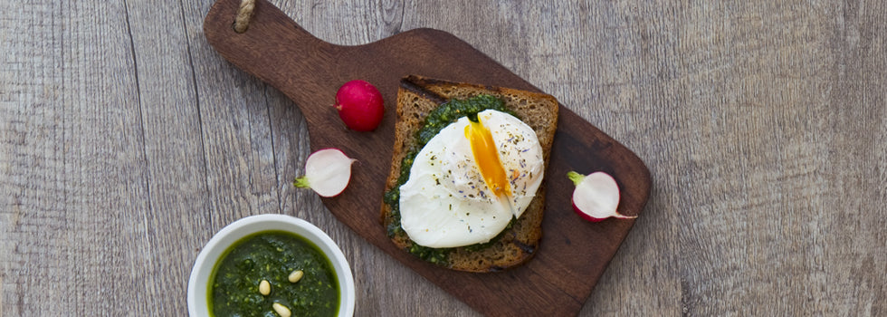 Jarní toast s pestem z medvědího česneku – videorecept