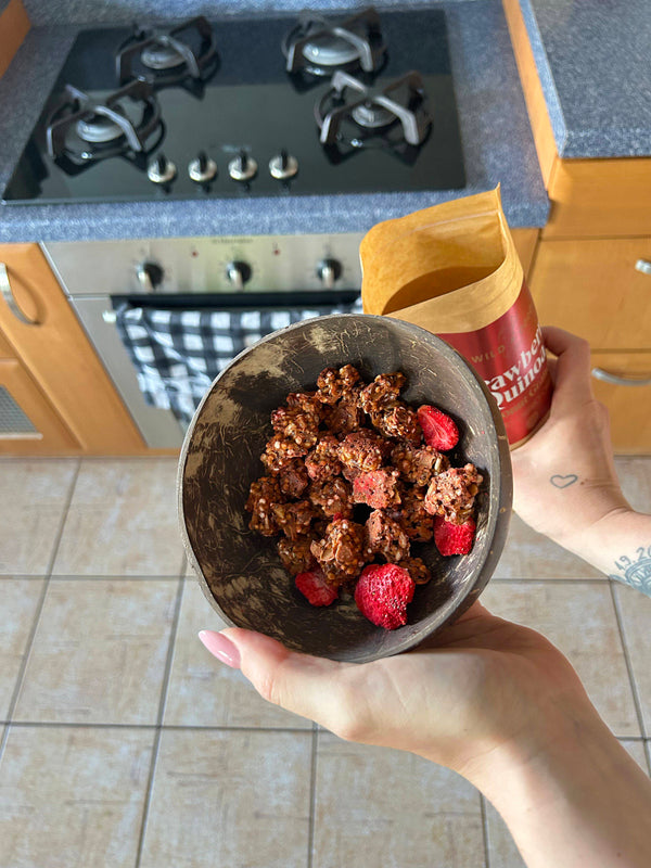 Wild & Coco Jahodová granola Quinoa & Coconut (220 g)
