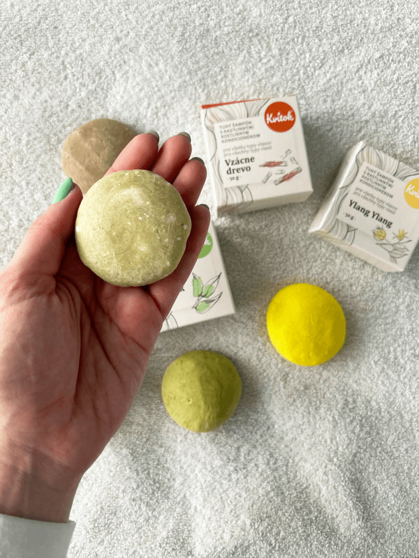 Kvitok Tuhý šampón s kondicionérom proti lupinám Moringa