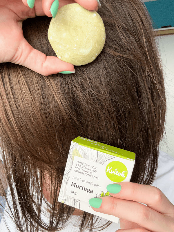 Kvitok Tuhý šampón s kondicionérom proti lupinám Moringa