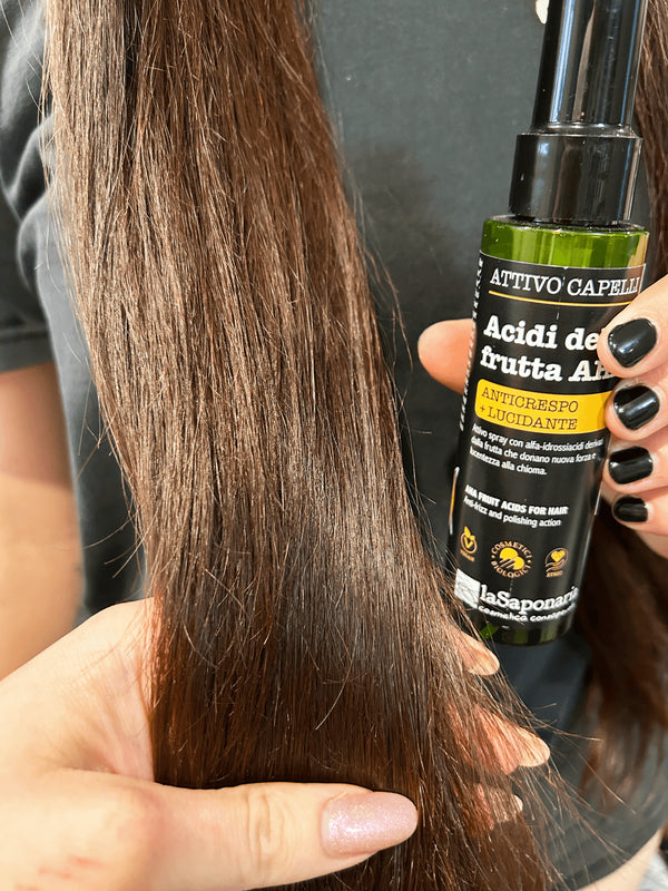 laSaponaria Active sprej proti krepovateniu vlasov s AHA ovocnými kyselinami (100 ml)