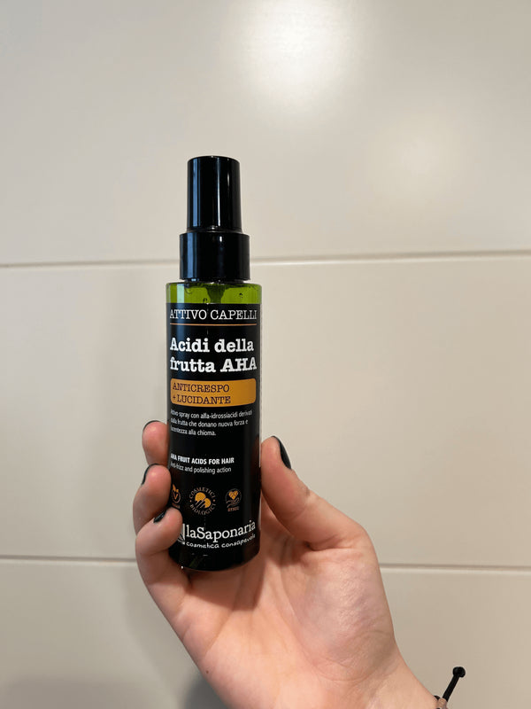 laSaponaria Active sprej proti krepovateniu vlasov s AHA ovocnými kyselinami (100 ml)