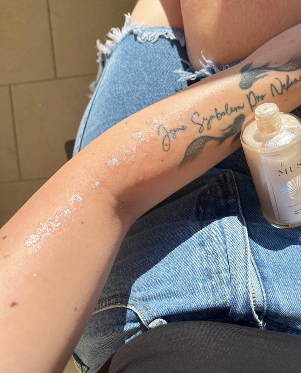 Drevená lyžička Glitter Dry Oil Pearl Muse <tc>BIO</tc> (100 ml)