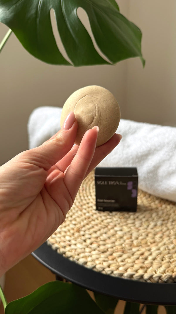 Kvitok Solution Prebiotický tuhý šampón s ochranou proti znečisteniu Hair Booster (50 g)