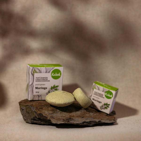 Kvitok Tuhý šampón s kondicionérom proti lupinám Moringa