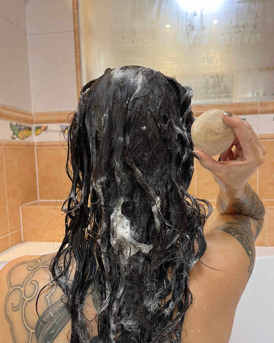 Kvitok Solution Prebiotický tuhý šampón s ochranou proti znečisteniu Hair Booster (50 g)