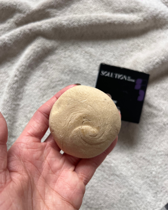 Kvitok Solution Prebiotický tuhý šampón s ochranou proti znečisteniu Hair Booster (50 g)
