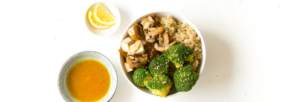 Quinoa bowl s tofu a žampiony