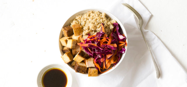 Quinoa bowl s uzeným tofu