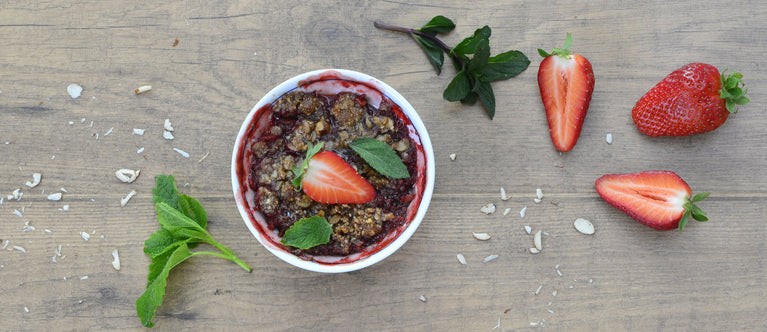 Jahodový krambl s mandlovou drobenkou