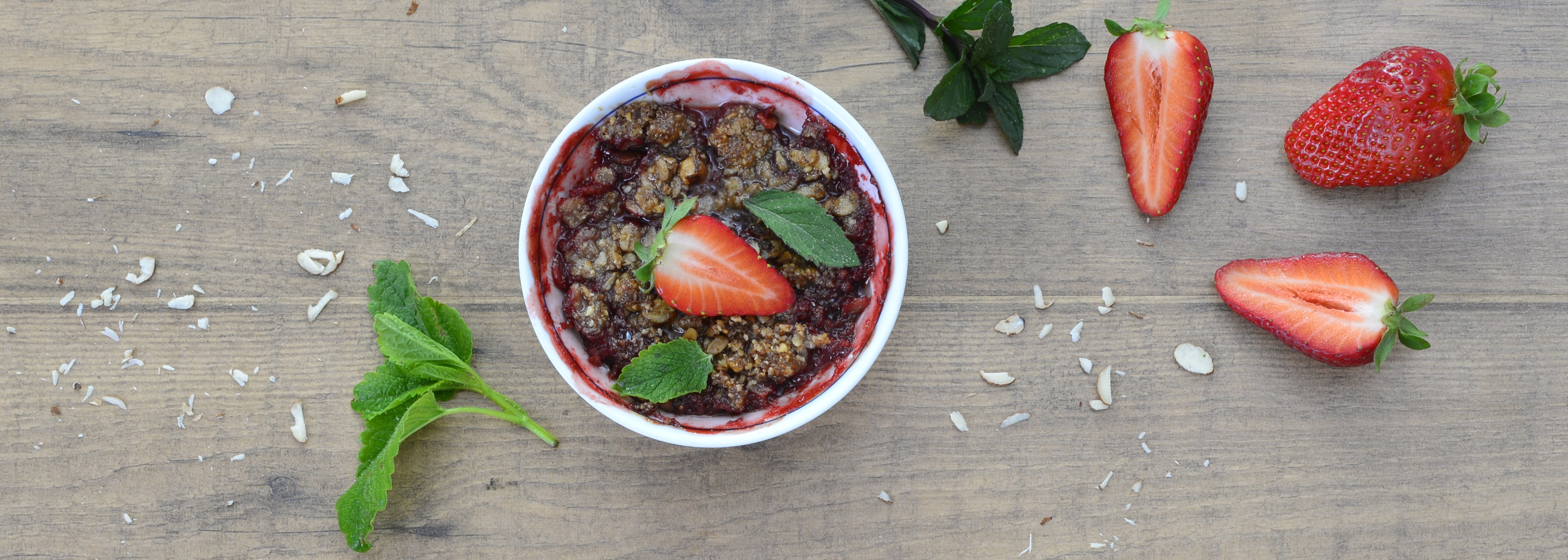 Jahodový krambl s mandlovou drobenkou