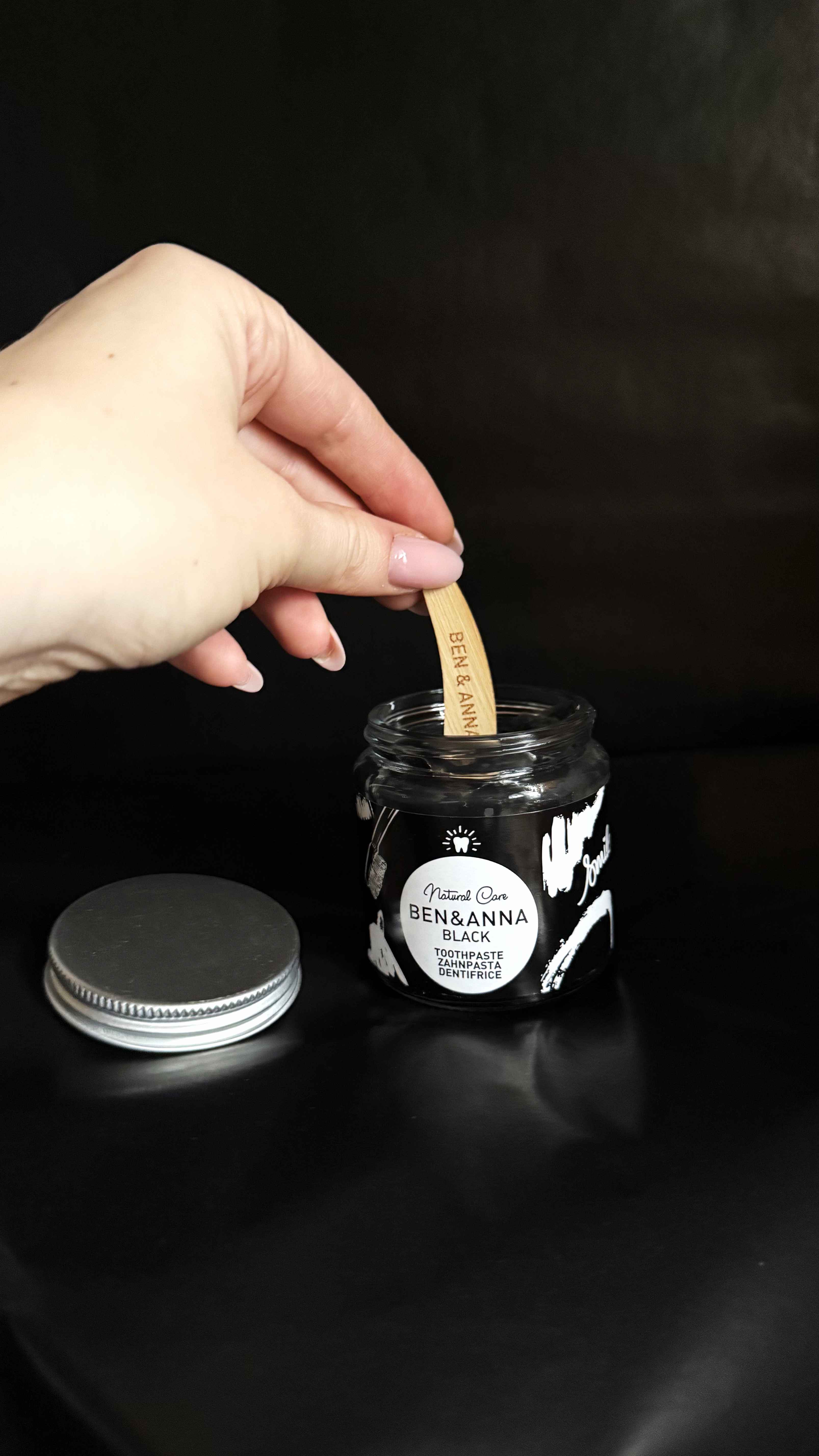 Zubná pasta Ben & Anna na bielenie zubov s aktívnym uhlím (100 ml)