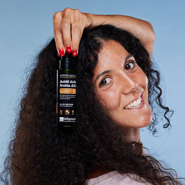laSaponaria Active sprej proti krepovateniu vlasov s AHA ovocnými kyselinami (100 ml)