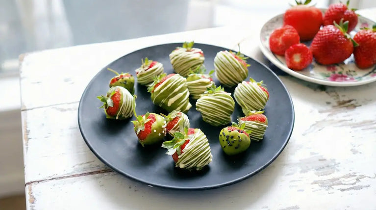 Jahody v polevě z matcha čokolády