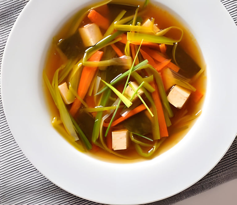 Miso polévka s tofu a zeleninou
