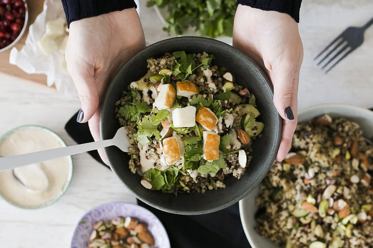 Orientální quinoa bowl s tahini a opečeným halloumi