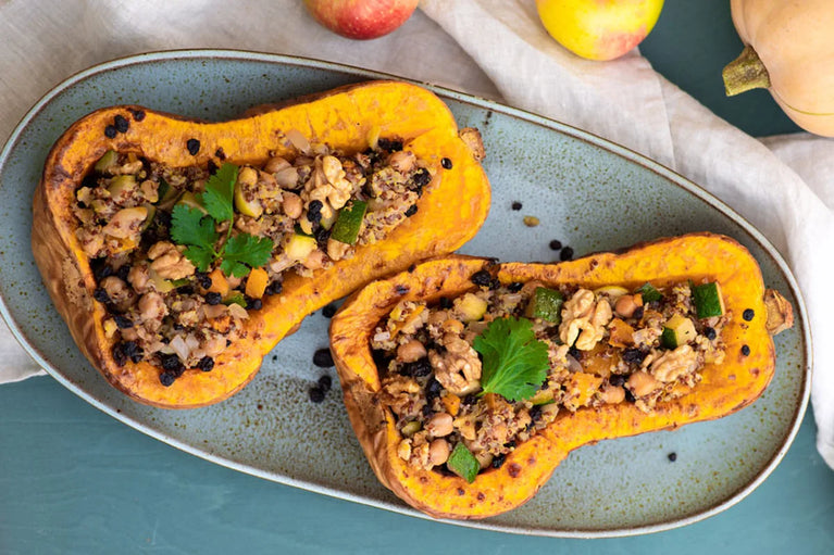 Pečená dýně Butternut s quinoou, zeleninou, cizrnou a korintkami