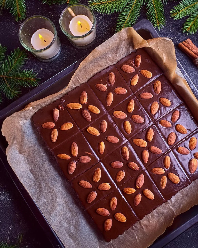 Perník z plechu s hořkou ganache a mandlemi