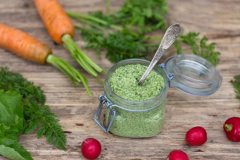 Pesto z ředkvičkové a mrkvové natě