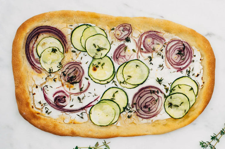 Pizza s kozím sýrem a cuketou
