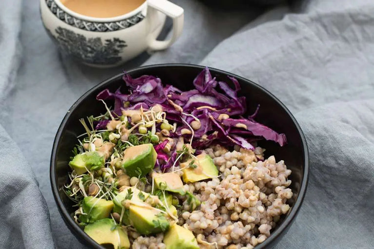 Pohanková buddha bowl s avokádem, červeným kadeřávkem a tahini dresinkem