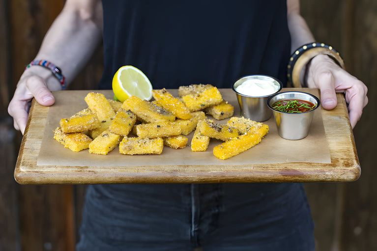 Polentové tyčinky s tahini aioli a rajčatovým dipem