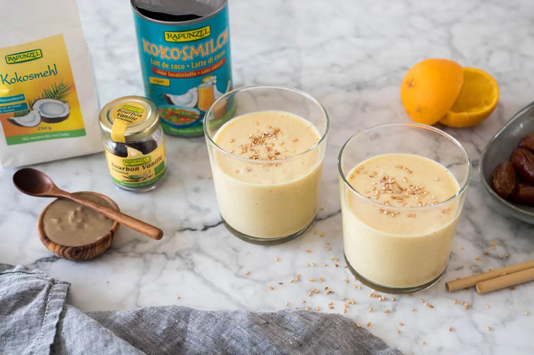 Pomerančové smoothie s kokosem a datlemi