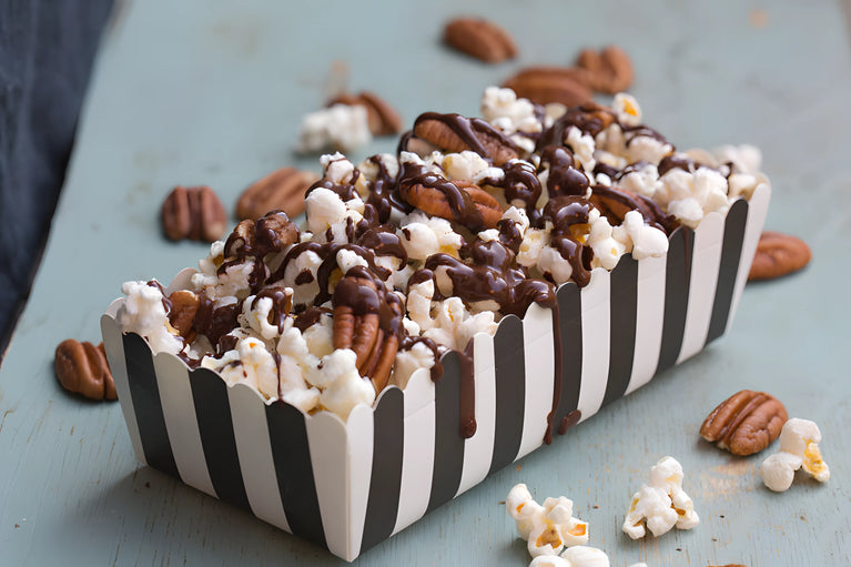 Popcorn s pekanovými ořechy a polohořkou čokoládou