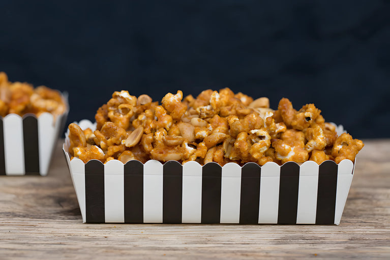 Popcorn v toffee polevě s arašídy