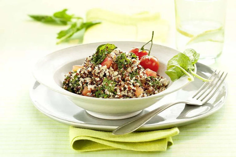 Quinoa rizoto s rajčaty, špenátem a sýrem