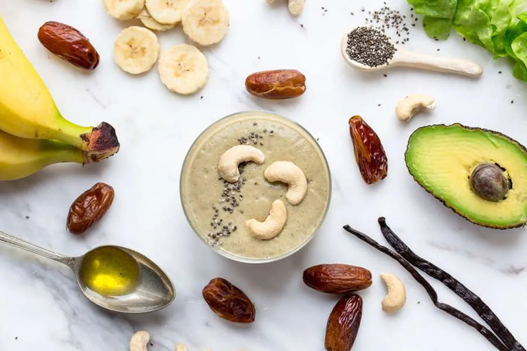 Smoothie s avokádem, datlemi a chia semínky