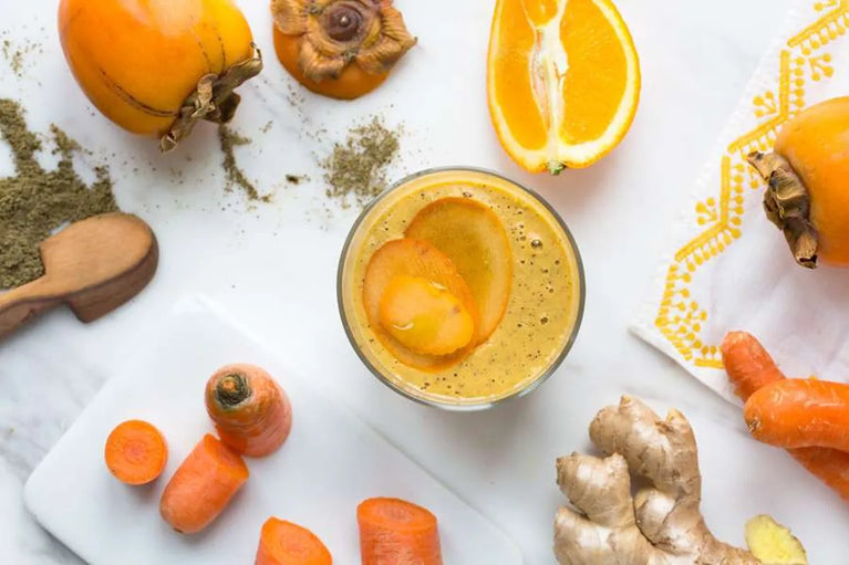 Smoothie s kaki, pomerančem, mrkví a konopným olejem
