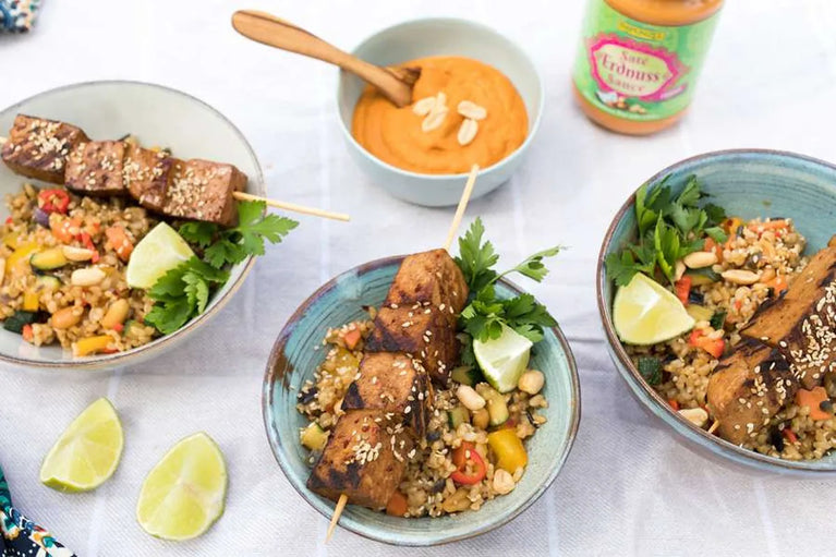Tofu saté se zeleninovou rýží a arašídovou omáčkou