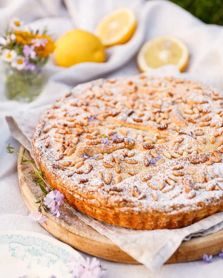 Torta della Nonna s bílou čokoládou, citronem a piniovými oříšky
