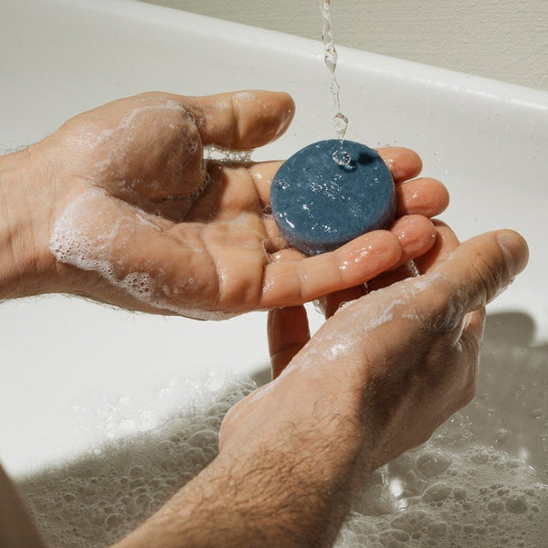 Tuhé čistiace mydlo pre mužov Officina Naturae na tvár a bradu N°04 (40 g)