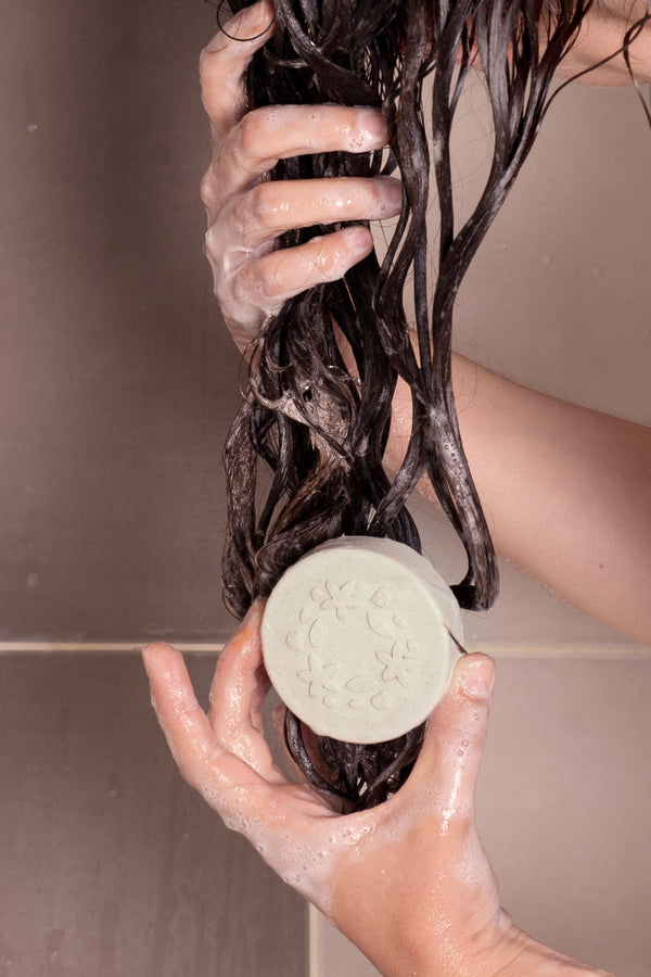 Lamazuna Tuhý šampón pre normálne vlasy - biely a zelený íl (70 g)